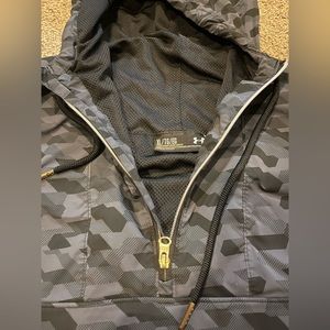 Essentially new underarmour wind breaker